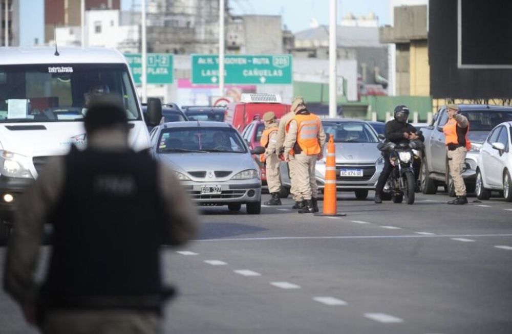 Habrán estrictos controles de las fuerzas de seguridad en los accesos a la ciudad de Buenos Aires durante el inicio de una cuarentena más estricta (Clarín)