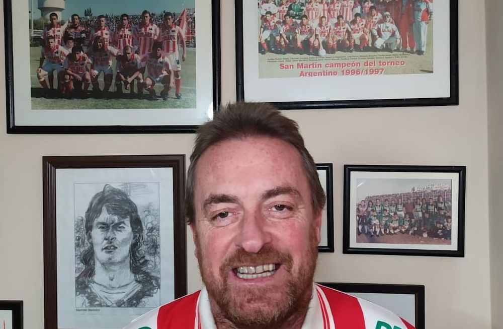 Bertolini se retrató para Más Deportes con la camiseta del Chaca y sus cuadros futboleros de fondo.