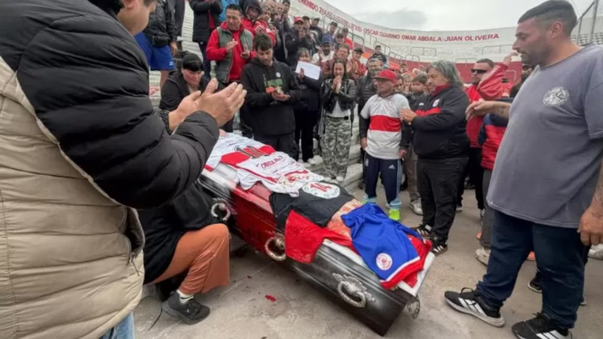 Murió un histórico barrabrava del fútbol argentino: el cortejo que sorprendió a los hinchas