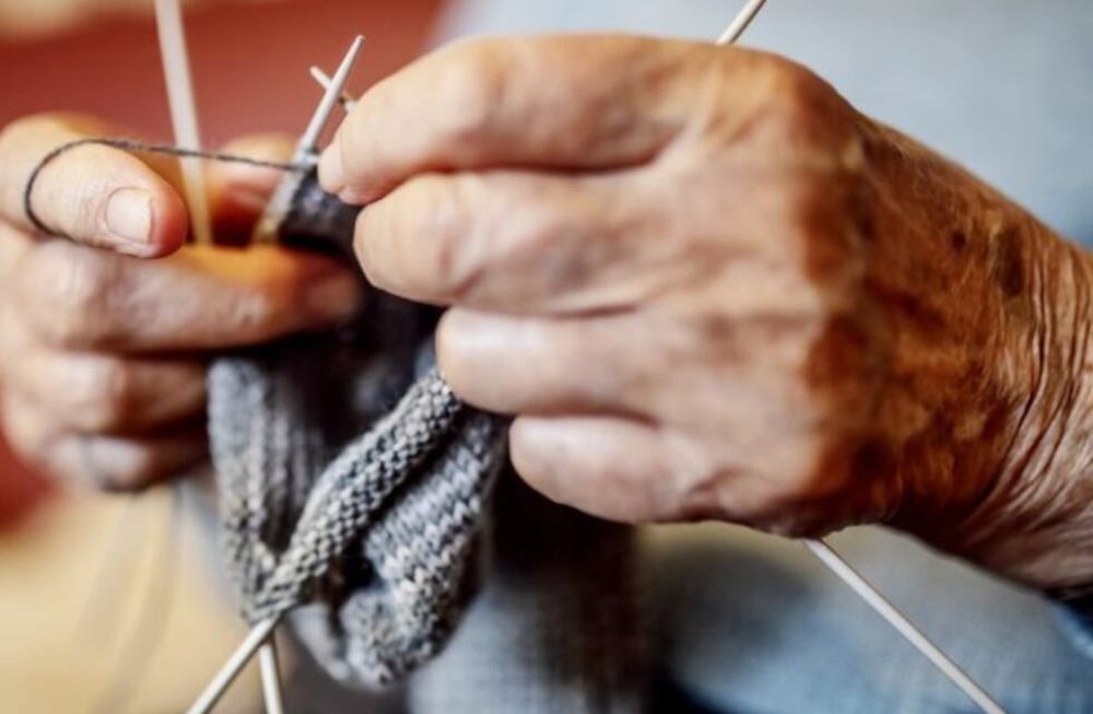 Abuelas de un hogar de ancianos en Comodoro Rivadavia venden gorritos tejidos a mano para celebrar sus cumpleaños