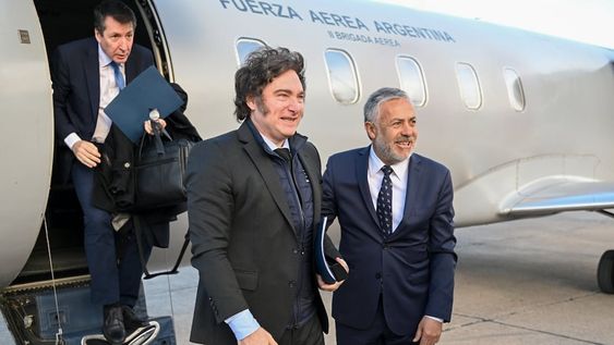 El Gobernador de Mendoza, Alfredo Cornejo, acompañado por la vicegobernadora Hebe Casado, recibió al Presidente de la Nación, Javier Milei, en la IV Brigada Aérea. Foto: Gobierno de Mendoza