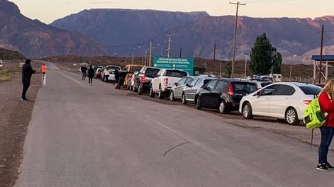 Así aguardaban los viajeros en Uspallata la apertura del paso a Chile. Gentileza Gendarmería