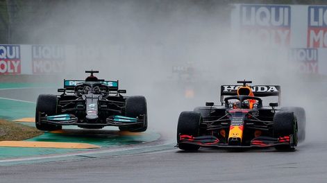 Verstappen y Hamilton, durante el Gran Premio de F1 de Emilia Romaña, Imola, 2021