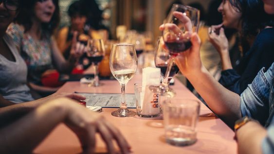 “Mezclar bebidas alcohólicas evita la resaca”, ¿mito o realidad?