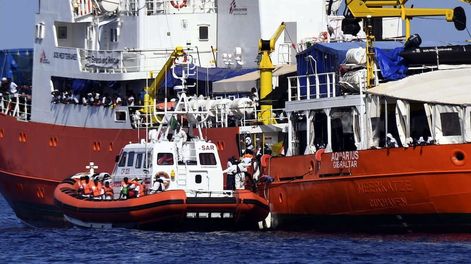 Italia rechaza barcos con migrantes; España y Francia los reciben