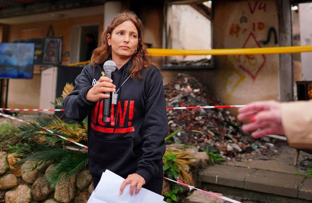 Amit Soussana, la mujer israelí de 40 años que contó cómo la violaron los terroristas de Hamás durante su cautiverio en Gaza, durante un acto en uno de los kibutzim atacados.