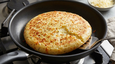 Pan de queso en sartén, la receta fácil y rápida: cómo hacerlo sin horno ni harina
