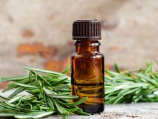 Ponerse romero en el pelo es un recurso complementario que ayuda a la fibra capilar e incluso puede combinarse con otros ingredientes. Ponerse romero en el pelo es un recurso complementario que ayuda a la fibra capilar e incluso puede combinarse con otros ingredientes.