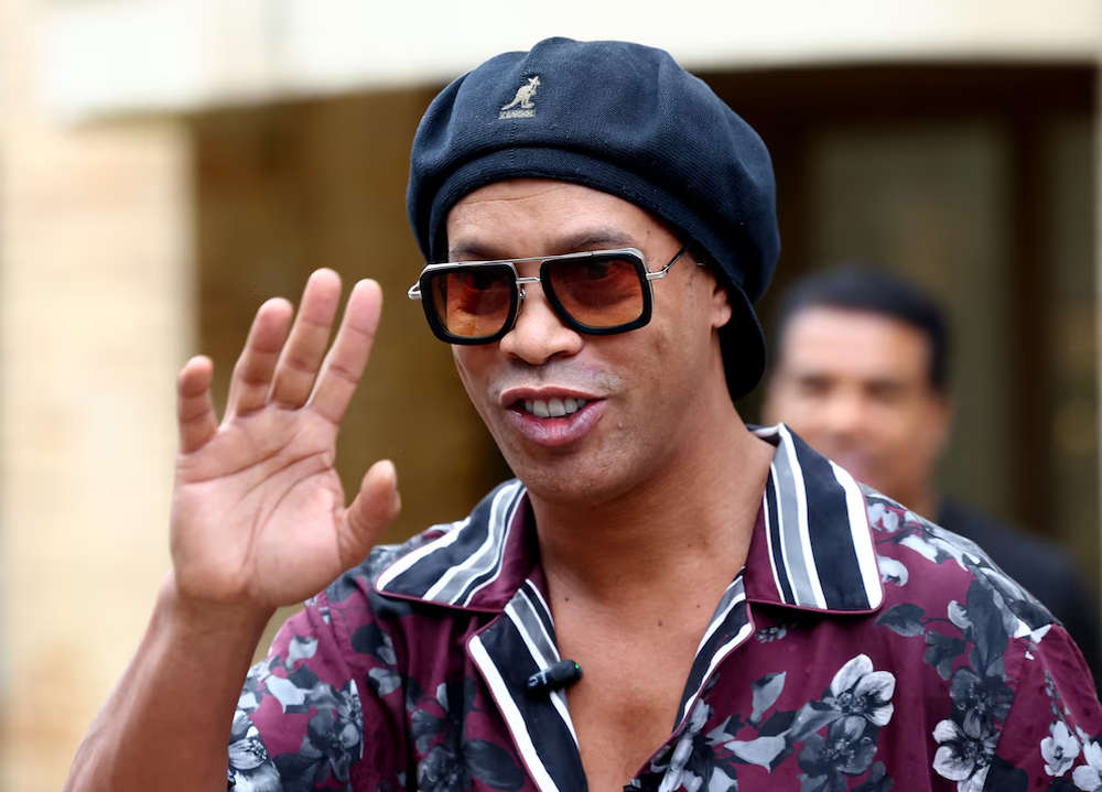 Ronaldinho vuelve al fútbol profesional y firmó en un club de Italia