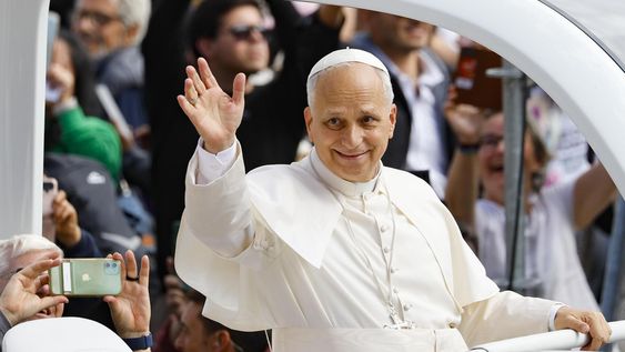 El Papa León XIV (C).