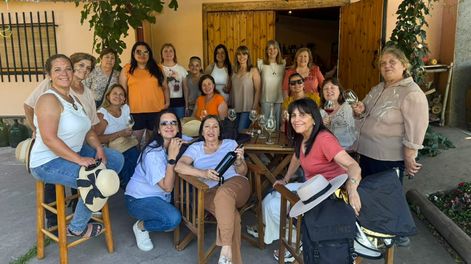 La Asociación Mujeres de la Viña está integrada por productoras del Valle de Uco. Nació en el 2018 y años tras año se consolida en el mundo vitícola siendo un modelo que se replica.