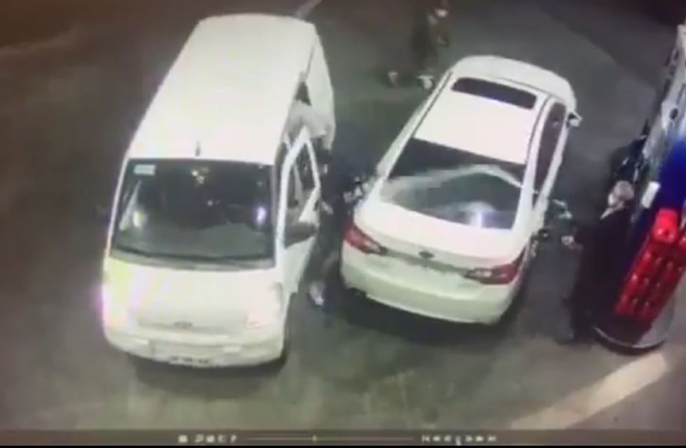 Roció con combustible a los ladrones que quisieron asaltar