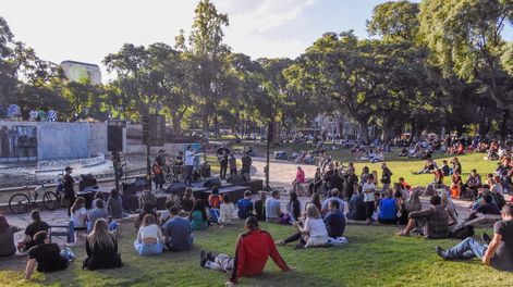 Turismo en Mendoza, de diferentes provincias y del vecino país, turistas disfrutan de las actividades que se realizan en la Plaza Independencia y la Peatonal SarmientoFoto: Mariana Villa / Los Andes