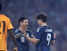 Lionel Messi y Julián Álvarez anotaron los dos goles de la Selección Argentina en el primer tiempo. Lionel Messi y Julián Álvarez anotaron los dos goles de la Selección Argentina en el primer tiempo.