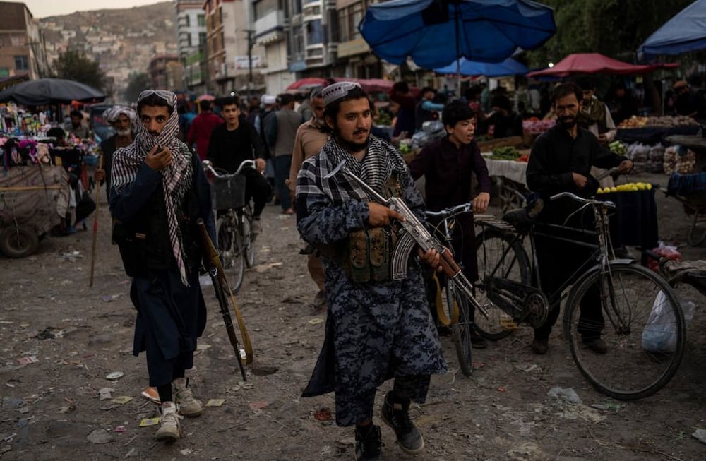 Combatientes talibanes patrullan este viernes un mercado en la ciudad vieja de Kabul, Afganistán. (AP)