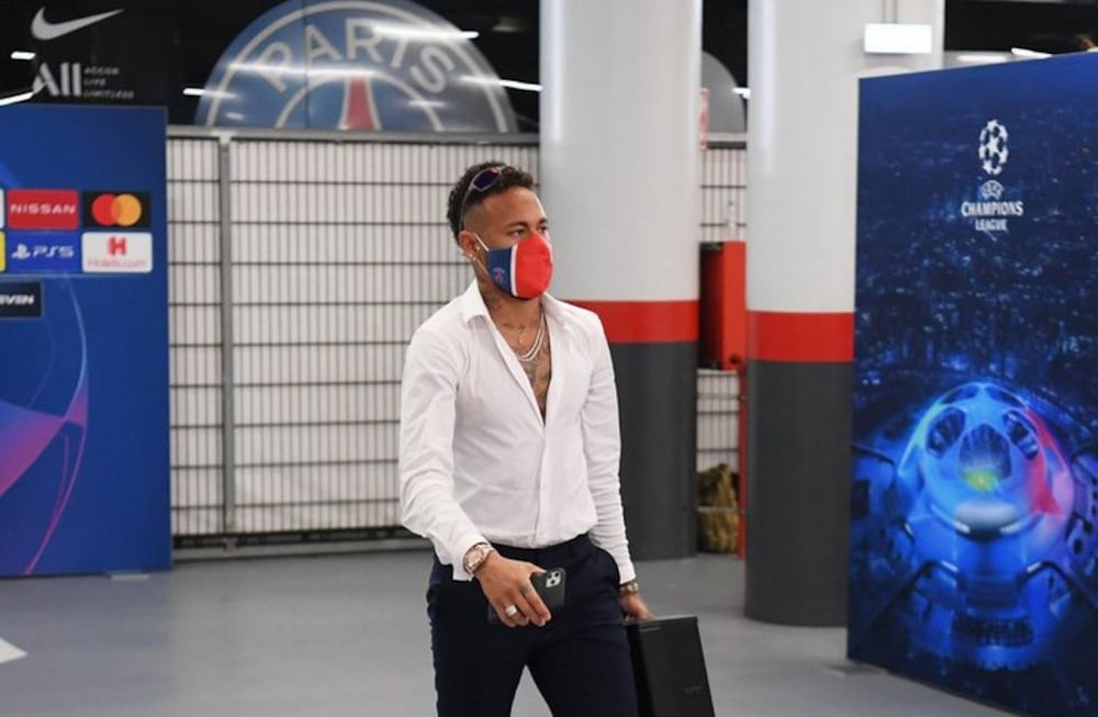 El look de Neymar al llegar al estadio de Lisboa para jugar la semifinal de la Champions League, generó un gran revuelo en la redes sociales. / Gentileza.