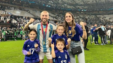 El Papu compartió con su familia el título obtenido en Qatar. (Instagram)