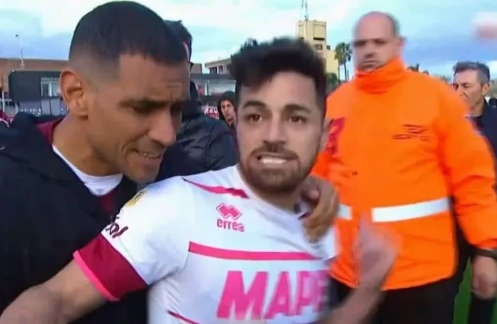 Perdío Lanús y el delantero Lautaro Acosta se descontroló y se peleó con rivales y camarógrafos. / Captura.