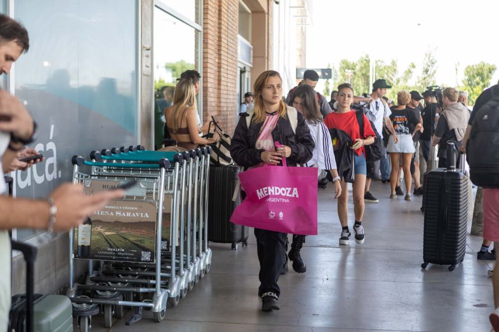 Mendoza busca dar la bienvenida a los turistas que la visitan en Vendimia: el Ente Mendoza Turismo (Emetur) los espera en algunos sitios emblemáticos para darles un presente. Foto: Gobierno de Mendoza