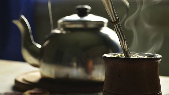 La pandemia cambió la forma tradicional de compartir el mate, que funciona casi como un ritual de los momentos en grupo. Foto: Pixabay / Aguas Cordobesas