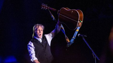 ARCHIVO - Paul McCartney actúa en el Festival de Glastonbury en Worthy Farm, Somerset, Inglaterra, el sábado 25 de junio de 2022. Paul McCartney es un Beatle multimillonario. El ex miembro de los Fabulosos Cuatro es el primer músico británico con un patrimonio de 1.000 millones de libras (1,27 mil millones de dólares), según cifras publicadas el viernes 17 de mayo de 2024. (Joel C Ryan/Invision/AP, archivo)