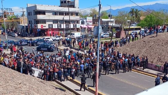 Violento incidente tras la caída de un camión con carga en el Acceso Este.