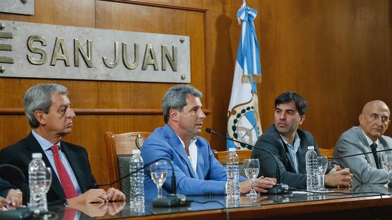 Sergio Uñac con las autoridades con las que firmó el convenio para que se instale la agencia nacional.