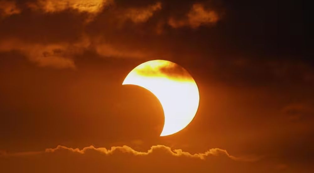 Astrónomos y turistas ya planifican su viaje, mientras las agencias espaciales insisten en el uso de lentes certificados y filtros especiales para observar el eclipse de forma segura.