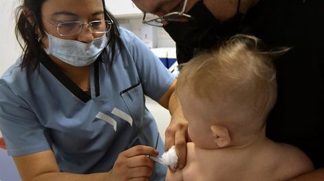04 de abril  2022 SociedadPlan Nacional de VacunaciónComenzó hoy la primera vacunación antigripal que llegó en las últimas horas a la provincia de Mendoza, de un total de 28 mil dosis, serán destinadas, a partir de hoy, a los niños sanos de entre 6 y 24 meses, en el Hospital Humberto NottiFoto: Orlando Pelichotti / Los Andes