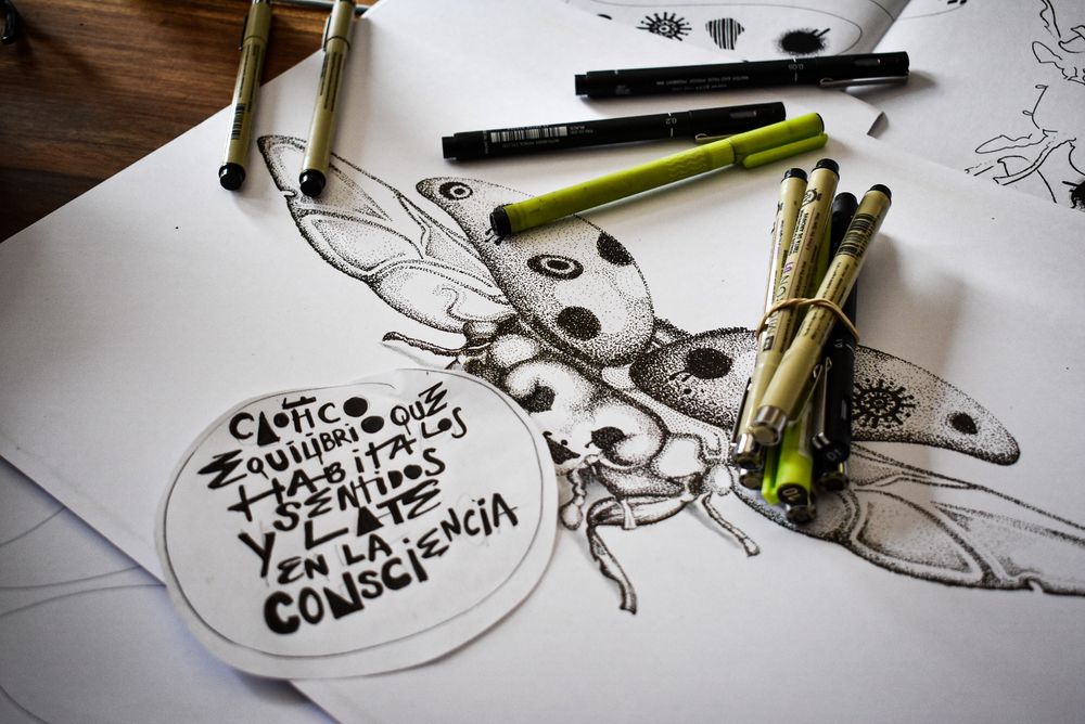 Parte del proceso creativo comienza a mano.