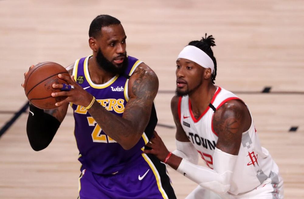 LeBron James no tuvo una noche de esplendor pero fue el más regular de los Rockets anotando 20 puntos. Sin embargo, la defensa de Robert Covington lo frenó. /AFP