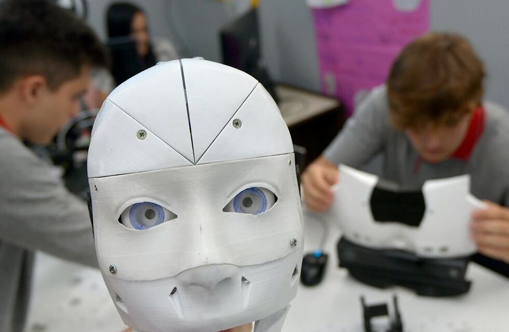 Alumnos trabajan en proyectos de inteligencia artificial.Santiago Vázquez  (17 )junto Juan Ledesma (17), del quinto años de la Escuela Edison, trabajan en el Proyecto inteligencia artificial para lenguaje de señasFoto : Orlando Pelichotti