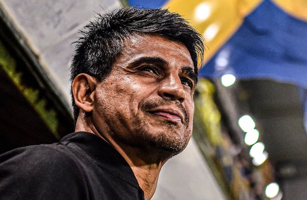 Hugo Ibarra pasó por el club, se despidió del plantel y habló con la prensa. / Gentileza.