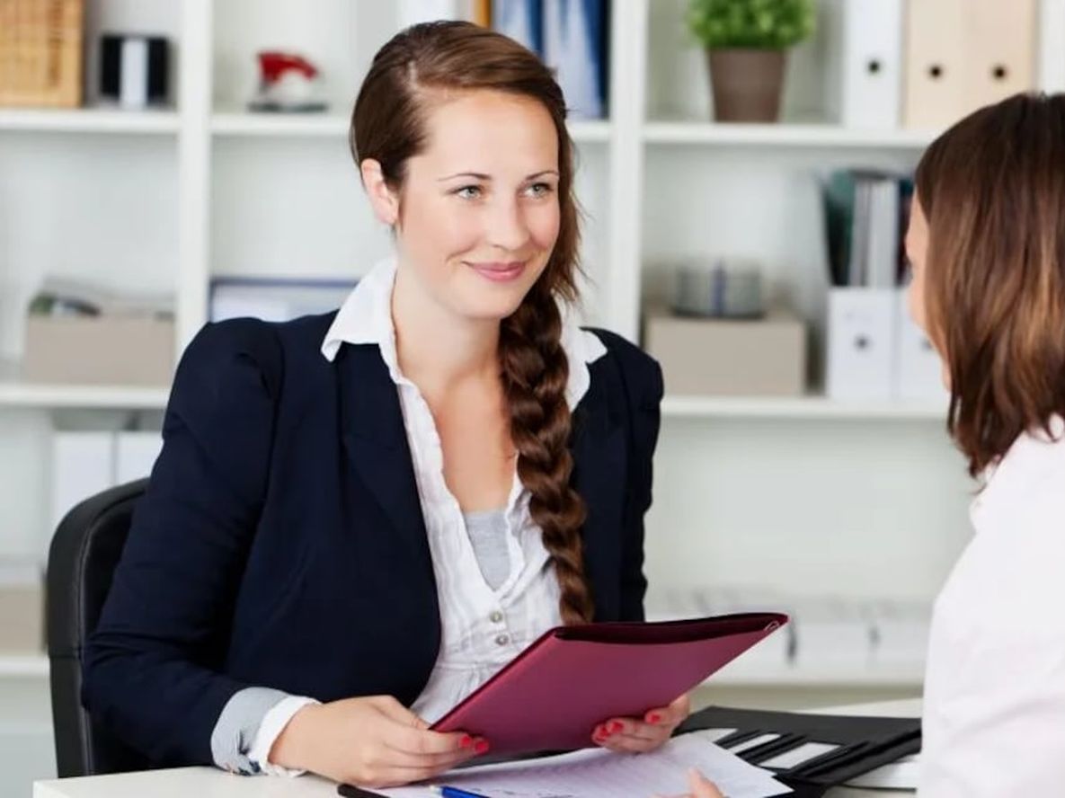 Ingresar al mundo laboral a menudo implica enfrentar entrevistas de trabajo, una experiencia que puede ser desconcertante. Prepárate para enfrentarla con confianza y autenticidad.