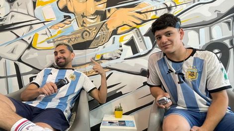 Los Andes | Furor por la barbería que corta y tiñe el pelo gratis imitando el look del “Dibu” Martínez: las primeras fotos. Foto: Gentileza barbería El Barba