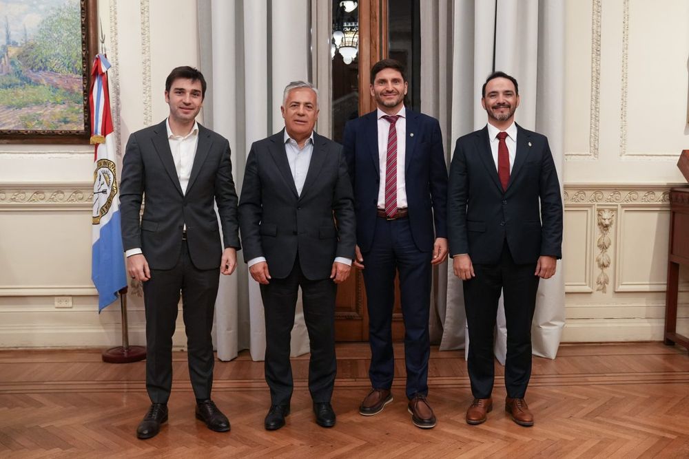 El gobernador, Alfredo Cornejo junto a los mandatarios provinciales Maximiliano Pullaro (Santa Fe), Ignacio Torres (Chubut) y Juan Pablo Valdés (Corrientes) en la noche de los intendentes en Rosario.