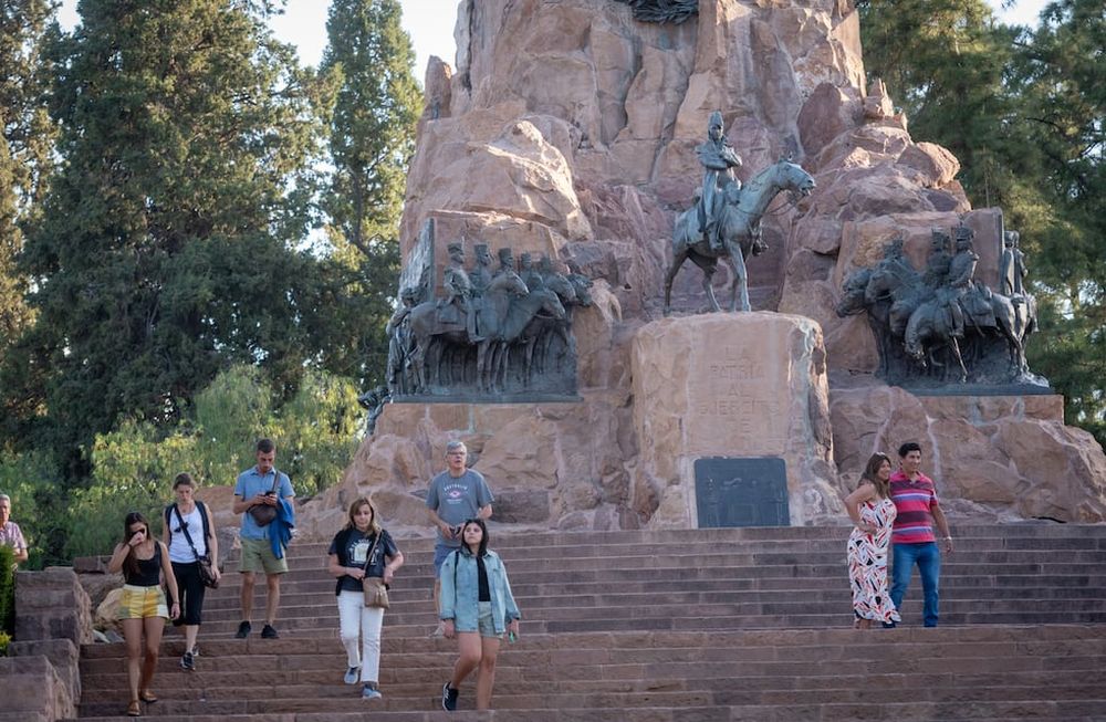 Turistas disfrutan del Cerro de la Gloria.Foto: Ignacio Blanco / Los Andes