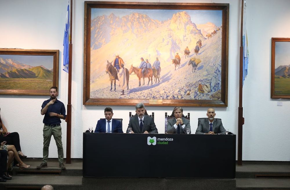 El intendente Ulpiano Suárez y autoridades del Concejo Deliberante de la Ciudad de Mendoza.