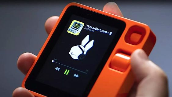 El Rabbit R1 es un pequeño dispositivo con Inteligencia Artificial que sirve para realizar tareas a pedido del usuario con comando de voz