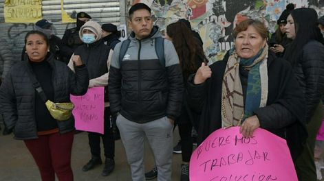 Un grupo de 15 personas piden más tiempo para dejar de vender en la vereda del predio de la General Paz. Foto: Orlando Pelichotti