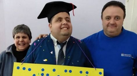 Nicolás Martínez el joven de 26 años que luchó contra los estereotipos y se recibió de abogado.