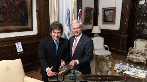 Posando con la icónica motosierra: Javier Milei junto a José Antonio Kast en Casa Rosada