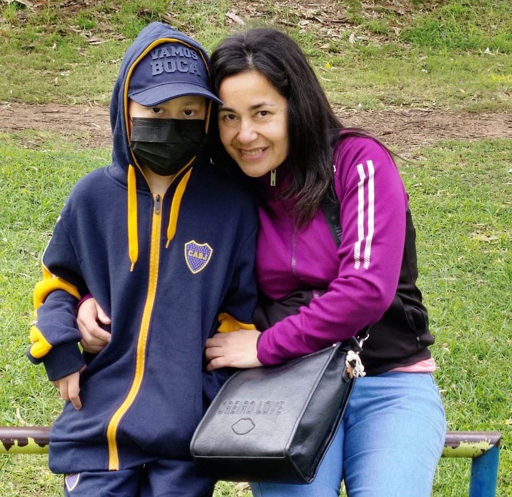 Romeo y Eliana, su mamá, en Córdoba durante el tratamiento.