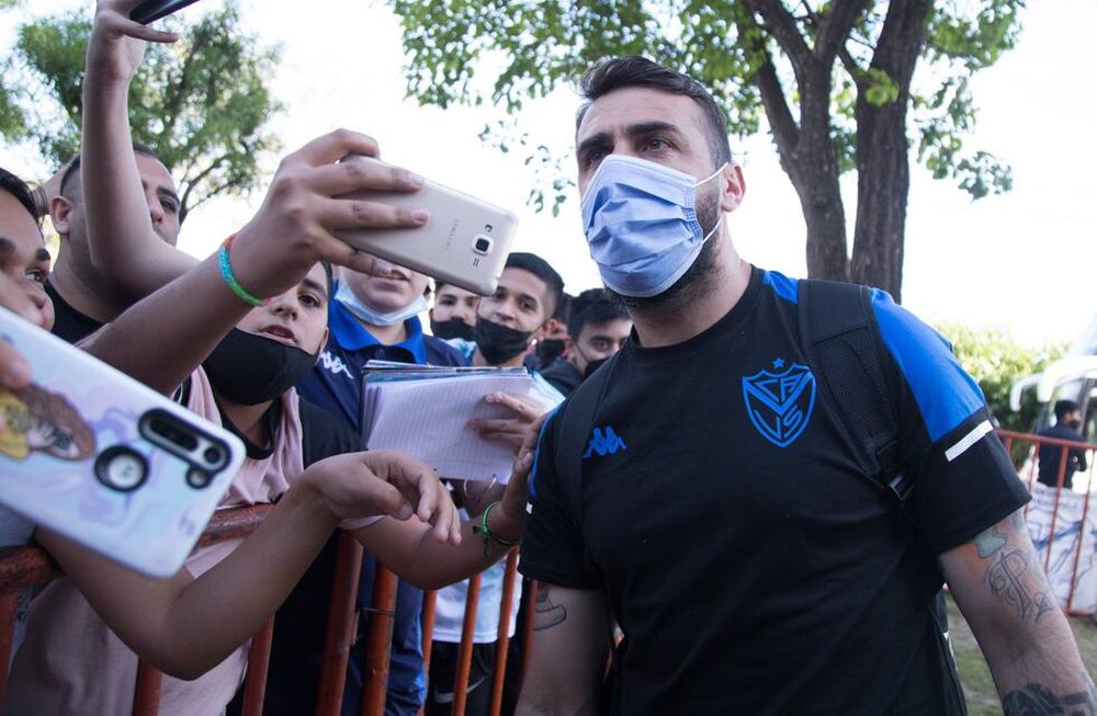 El Oso jugará, al menos, un tiempo en la Reserva de Vélez ante Central Córdoba de Santiago del Estero / Vélez.