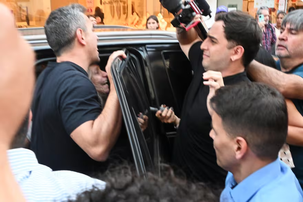 Karina Milei y Martín Menem cerraron la campaña en Corrientes y debieron ser evacuados por incidentes
