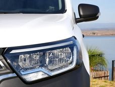 Las luces principales cuentan con unos faros provistos de una firma luminosa en forma de C, los cuales tienen proyectores de led.
