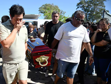 Dolor y desconsuelo por Ian: finalizó el cortejo fúnebre y sus restos ya descansan en el cementerio municipal.&nbsp;