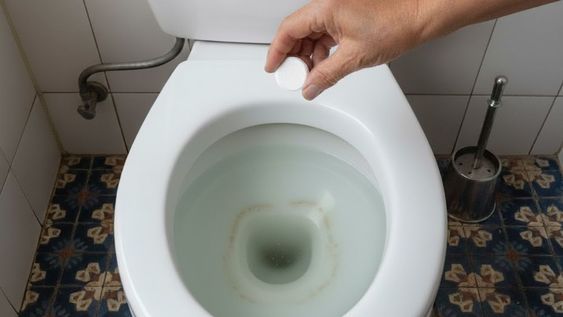 Este ingrediente no solo sirve para el inodoro. También se puede aplicar en otros rincones del baño, donde los depósitos minerales se acumulan con el tiempo.