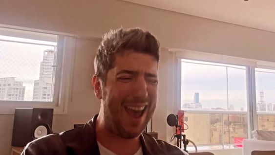 El músico reapareció en las redes con  un video que homenajea a Chico Novarro
