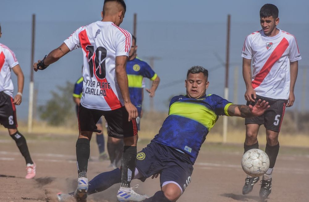 Friccionado. Jonathan Nievas (10), de River del Challao, disputa el balón con Manuel Zapata (9), de Boca Juniors de Bermejo. El River-Boca mendocino fue para los de la Banda. Mariana Villa / Los Andes